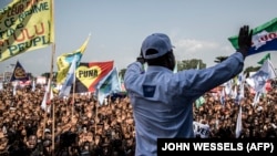 Martin Fayulu salue ses partisans lors d'un rassemblement contre les résultats de l'élection présidentielle, le 2 février 2019 à Kinshasa.