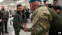 Presiden Ukraina Volodymyr Zelenskyy mengunjungi para tentara Ukraina yang tengah dirawat di Rumah Sakit Universitas Staten Island di New York, pada 18 September 2023. (Foto: AP/Bryan Woolston)