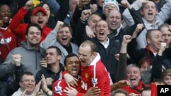 O abraço pelo golo. Wayne Rooney felicita Nani