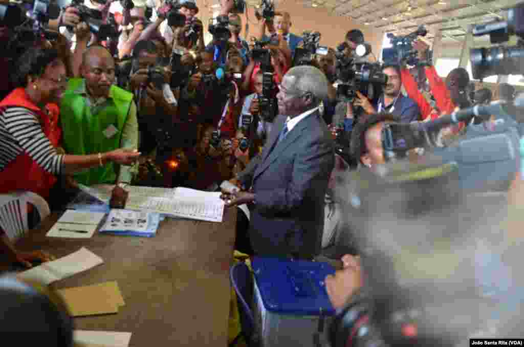 Afonso Dhlakama vota na Escola Secundária da Polana, Maputo, Moçambique, 15 Outubro 2014