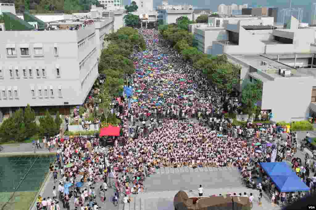 香港大专学生云集中文大学百万大道举行罢课集会 (美国之音海彦拍摄)