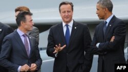 El primer ministro británico, David Cameron (centro), el presidente de Estados Unidos, Barack Obama, y el secretario general de la OTAN, Anders Fogh Rasmussen, convesan en Gales.