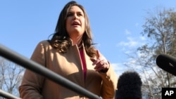 Juru bicara Gedung Putih Sarah Sanders berbicara kepada media di luar Gedung Putih, Senin (25/3). 