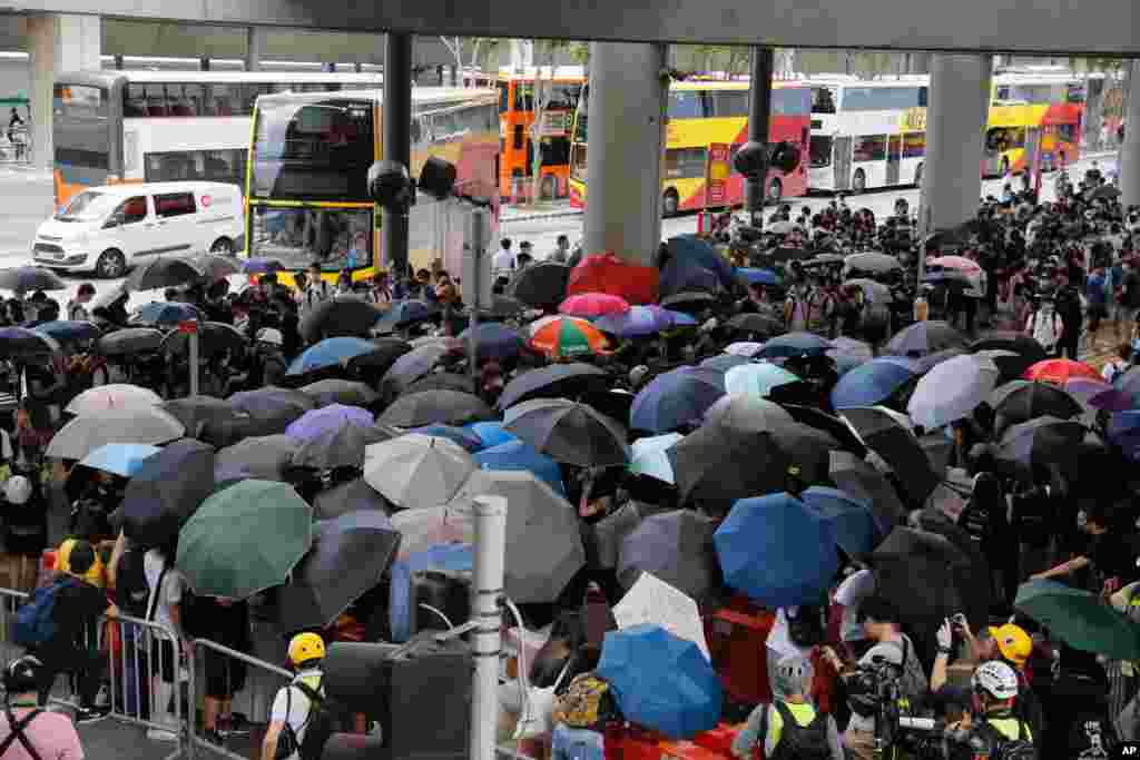 مردم در هنگ کنگ در اعتراض به دخالت های چین، روز یکشنبه نیز به خیابان ها آمدند و همچنین در فرودگاه شهر حضور یافتند.&nbsp;