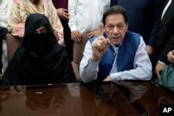 Mantan Perdana Menteri Pakistan Imran Khan, kanan, dan Bushra Bibi, istrinya, di kantor Pengadilan Tinggi Lahore di Lahore, Pakistan, pada 17 Juli. 2023. (Foto: AP)