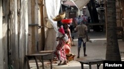 Une femme fuit un marché déserté suite à des protestations à Bujumbura, 29 avril 2015. (Reuters/Thomas Mukoya)