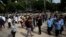 Nhân viên đứng ngoài các tòa nhà tại Mexico City sau trận động đất mạnh 7,4 độ Richter làm rung chuyển duyên hải miền Nam Mexico hôm 23/6.