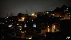 Algunas calles y casas están a oscuras debido a la falta de electricidad en el barrio Catia de Caracas. Diciembre 20, 2019.