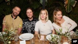 Justin Timberlake (paling kiri) bersama Ludwig Goransson, Alana Haim dan Este Haim di Levi's Haus, Los Angeles, 15 Oktober 2019. (Foto: dok).