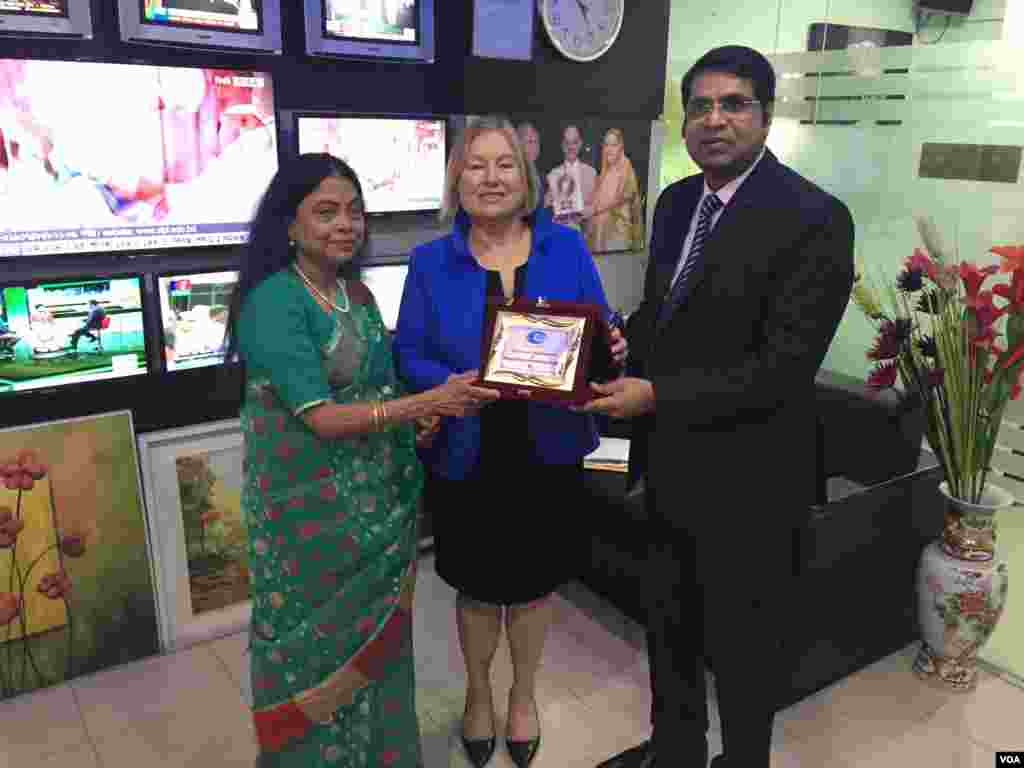VOA Bangla Service Chief Roquia Haider and Director Amanda Bennett receive a plaque from affiliate RTV CEO Ashik Rahman in Dhaka, Bangladesh.