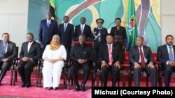 Rais John Magufuli na maafisa watano walioapishwa Ikulu, wakiwemo kamishna wa kupambana na dawa za kulevya na uhamiaji waliosimama nyuma ya rais