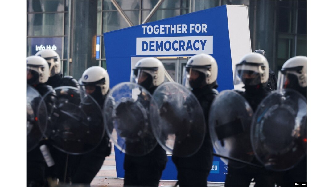Petugas keamanan berjaga di depan markas besar Uni Eropa saat para petani Belgia memblokir markas besar tersebut saat berlangsungnya KTT Uni Eropa di Brussels, Belgia, 1 Februari 2024. (Foto: REUTERS/Yves Herman)