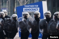 Petugas keamanan berjaga di depan markas besar Uni Eropa saat para petani Belgia memblokir markas besar tersebut saat berlangsungnya KTT Uni Eropa di Brussels, Belgia, 1 Februari 2024. (Foto: REUTERS/Yves Herman)