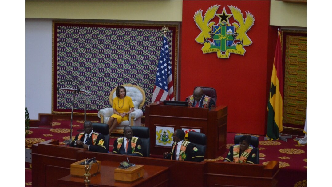 U.S. House Speaker Nancy Pelosi and Ghana's Speaker Mike Oquaye at Ghana's parliament, July 31, 2019. (S. Knott/VOA)