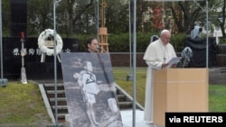 프란치스코(오른쪽) 교황이 24일 일본 나가사키 폭심지 공원에서 반핵 메시지를 발표하고 있다. 