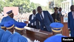 Président Félix Tshisekedi azali kopesa mbote na bazuzi ya Cour constitutionnelle nsima na kolapa ndayi ya kokota na bokonzi, Kinshasa, 24 janvier 2019.