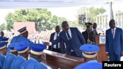 Président Félix Tshisekedi azali kopesa mbote na bazuzi ya Cour constitutionnelle nsima na kolapa ndayi ya kokota na bokonzi, Kinshasa, 24 janvier 2019.