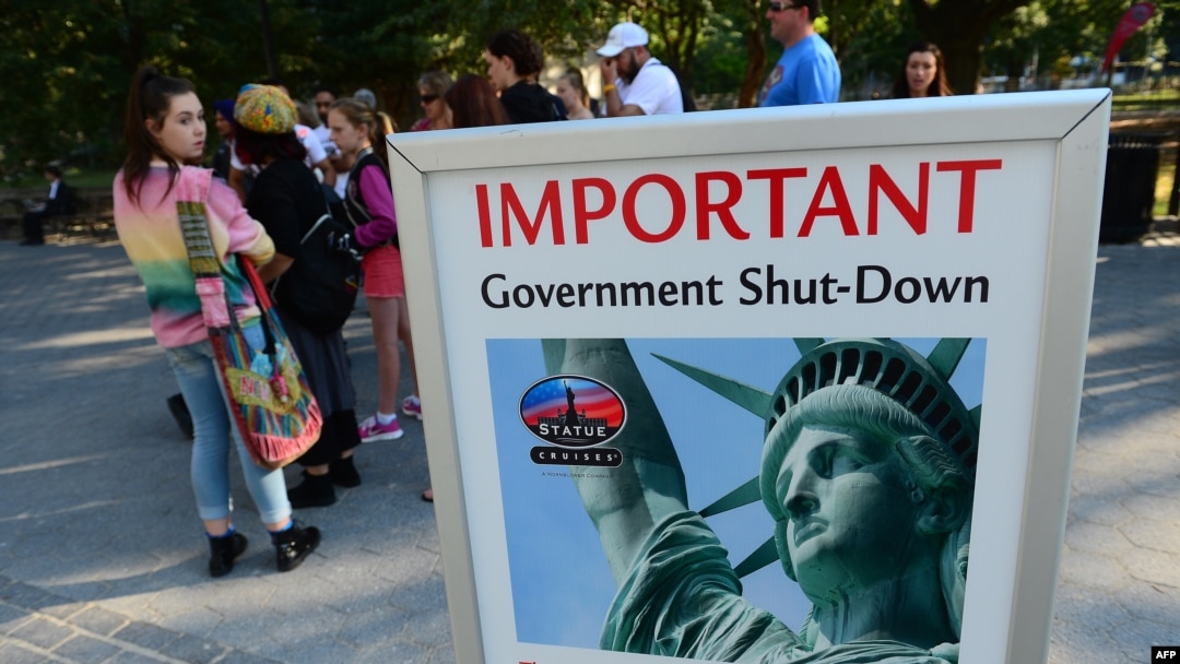 Turisti u Njujorku prolaze pored znaka da je Statua slobode zatvorena zbog zatvaranja vlade.