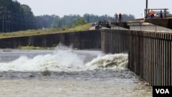 Salah satu pintu air sungai Mississippi di Morganza, Lousiana dibuka hari Sabtu (14/5).