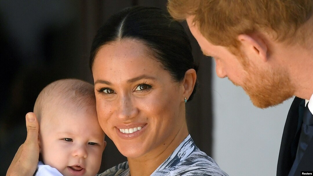Pangeran Harry dan istrinya, Meghan bersama putranya, Archie, saat bertemu dengan Uskup Desmond Tutu di Cape Town, Afrika Selatan, 25 September 2019. (Foto: Reuters)