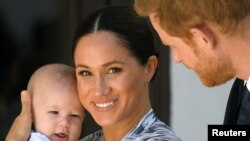 Pangeran Harry dan istrinya, Meghan bersama putranya, Archie, saat bertemu dengan Uskup Desmond Tutu di Cape Town, Afrika Selatan, 25 September 2019. (Foto: Reuters)