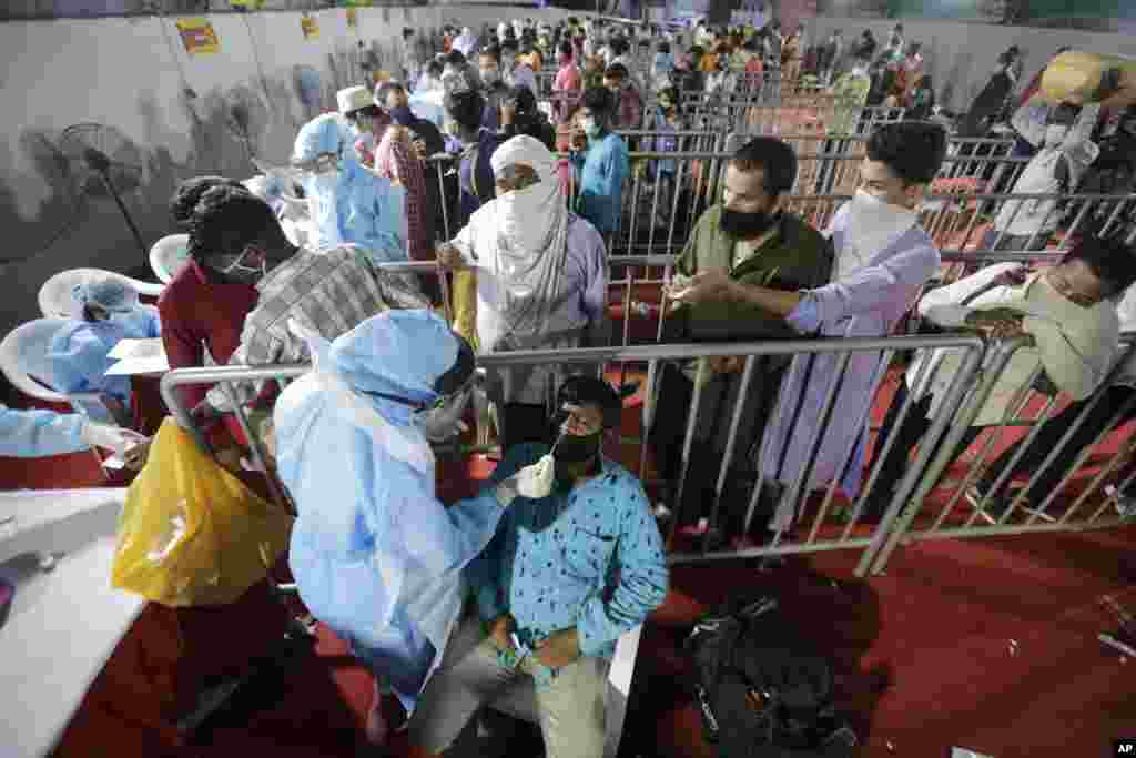 အိန္ဒိယနိုင်ငံ Ahmedabad မြို့မှာ ဘူတာရုံတခုမှာ COVID-19 စစ်ဆေးပေးနေတဲ့မြင်ကွင်း။ (စက်တင်ဘာ ၁၈၊ ၂၀၂၀) 