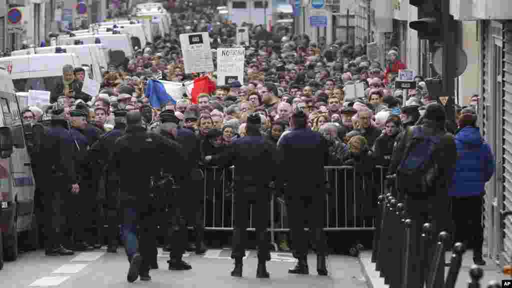 Sojojin Faransa bayan harin da aka kai birnin Paris.