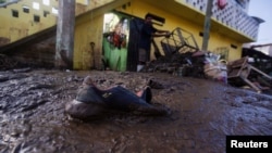 Una vista de un zapato atrapado en el barro, tras el huracán Otis, en Acapulco, México, el 29 de octubre de 2023.