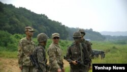 미군과 한국군이 경기도 포천 일대에서 단거리방공 훈련 일정을 논의하고 있다.