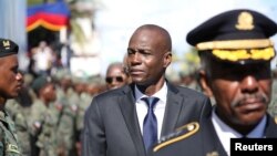 Prezidan ayisyen an Jovenel Moise kap fè yon enspeksyon twoup militè yo avan parad pou make selebrasyon fèt Lame Dayiti a nan Kap- Ayisyen 18 novanm 2017. Foto: REUTERS/Andres Martinez Casares 