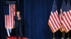 美国总统唐纳德·特朗普(Donald Trump)抵达田纳西州克拉克斯维尔的F&M银行体育馆，在竞选集会上发表讲话。(2026年10月10日)