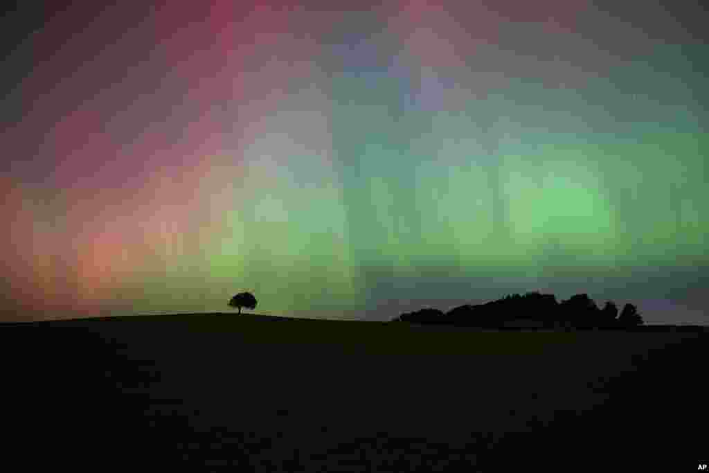 Cahaya Utara, juga dikenal sebagai Aurora Borealis, terlihat menerangi langit dekat kota Knaresborough, Inggris. (AP)&nbsp;