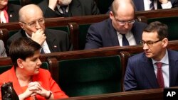 (Front row) Poland's Prime Minister Beata Szydlo (L) and Finance Minister Mateusz Morawiecki (R) attend a parliament session in Warsaw, Poland. Dec. 5, 2017.