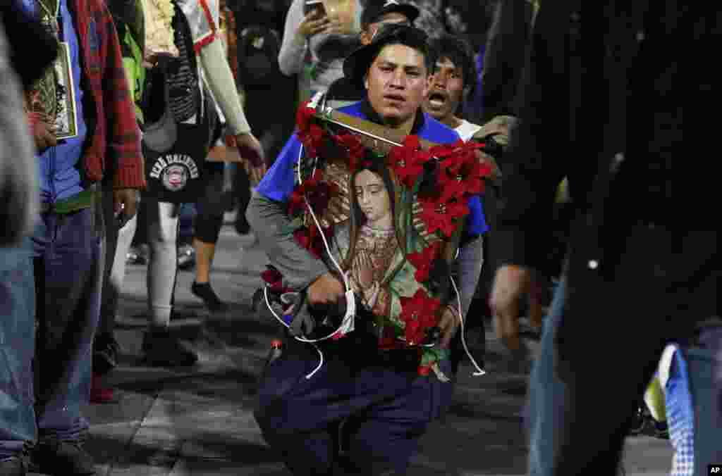 Un peregrino camina sobre sus rodillas desnudas llevando una imagen de la Virgen de Guadalupe en un acto de devoción, cuando llega a la Basílica de Guadalupe en la Ciudad de México, el miércoles 11 de diciembre de 2019. En todo el país, los devotos de la Virgen de Guadalupe hacen una peregrinación a la Basílica en honor a su fiesta del 12 de diciembre.