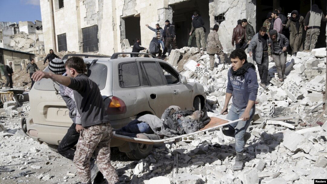 Warga membawa seorang perempuan yang cedera akibat serangan udara di kota yang dikuasai pemberontak Maarat al-Numan di provinsi Idlib, Suriah, 9 Januari 2016.