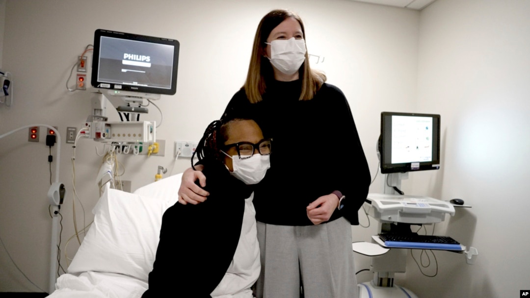 Primalac svinjskog bubrega Towana Looney sjedi sa hirurgom za transplantaciju dr. Jayme Locke u NYU Langone Health, u New Yorku, 10. decembra 2024. godine.