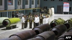 Pemimpin Korea Utara Kim Jong-un (tengah) berkunjung ke pabrik amunisi penting di lokasi yang dirahasiakan di Korea Utara, 14 Agustus 2023. (Foto oleh KCNA VIA KNS / AFP) 