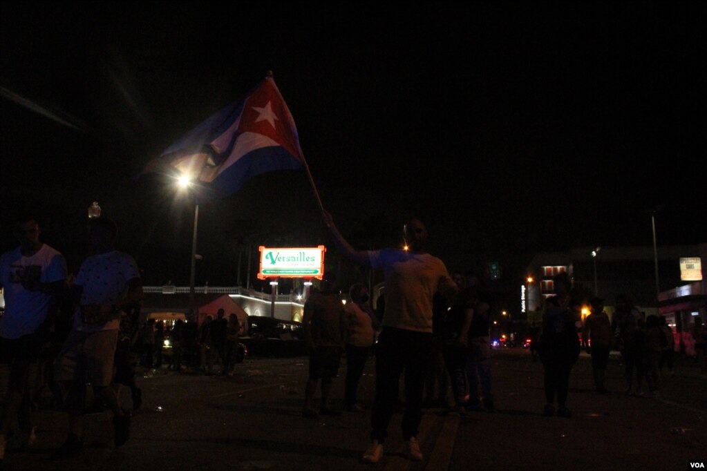 El restaurante Versailles volvió a ser centro de manifestaciones en la Calle 8 en Miami, Florida, en apoyo a las protestas sucedidas en la isla el domingo 11 de julio de 2021. Foto: Luis F. Rojas, VOA.