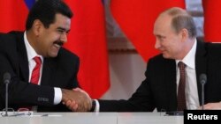 El anuncio sobre Rusia también antecede  a una reunión con tenedores de bonos en Caracas, convocada para el lunes por el presidente Nicolás Maduro hace una semana, cuando anunció su plan de renegociar la deuda, de unos 150.000 millones de dólares.