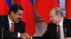 El presidente ruso, Vladimir Putin (R), le da la mano a su homólogo venezolano, Nicolás Maduro, durante una ceremonia de firma en el Kremlin de Moscú, el 2 de julio de 2013.