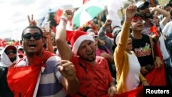 Supporters of Salvador Nasralla, presidential candidate for the Opposition Alliance Against the Dictatorship, demonstrate during a march as they wait for official presidential election results in Tegucigalpa, Nov. 29, 2017. 