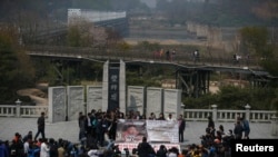 지난 2013년 5월 북한인권단체와 탈북민단체 관계자들이 대북전단을 보내려다 경찰의 저지로 무산된 후, 경기도 파주 임진각에서 기자회견을 하고 있다.