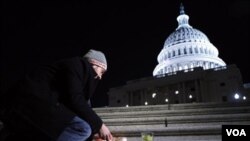 Matt Richardson dejaba una vela encendida en la escalinata del Capitolio, en Washington, en honor de la representante Giffords y las otras víctimas del ataque en Arizona.