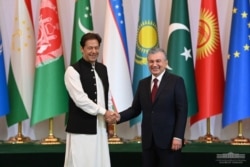 Uzbek President Shavkat Mirziyoyev greets Pakistani Prime Minister Imran Khan at Central and South Asia Connectivity Conference in Tashkent, July 16, 2021. (Credit: president.uz)