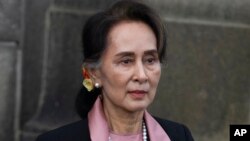 រូបឯកសារ៖ លោកស្រី Aung San Suu Kyi ចាកចេញ​ពី​តុលាការ​យុត្តិធម៌​អន្តរជាតិ បន្ទាប់ពី​ថ្ងៃដំបូង​នៃ​ការបើក​សវនាការ រយៈពេល​បីថ្ងៃ​នៅ​ទីក្រុងឡាអេ ប្រទេស​ហូឡង់ កាលពី​ថ្ងៃទី១០ ខែធ្នូ ឆ្នាំ២០១៩។