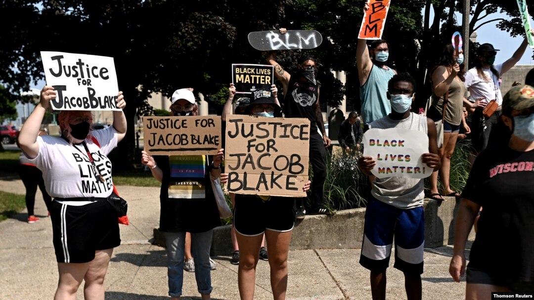 Watu wakiandamana kupinga kupigwa risasi mtu mweusi kwa jina la Jacob Blake katika mji wa Kenosha, Wisconsin.