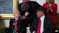 En el 2015, Katherine Johnson recibió de manos del presidente de EE.UU., Barrack Obama, la Medalla Presidencial de la Libertad, la más alta condecoración a civiles. Foto de archivo del 24 de noviembre de 2015.