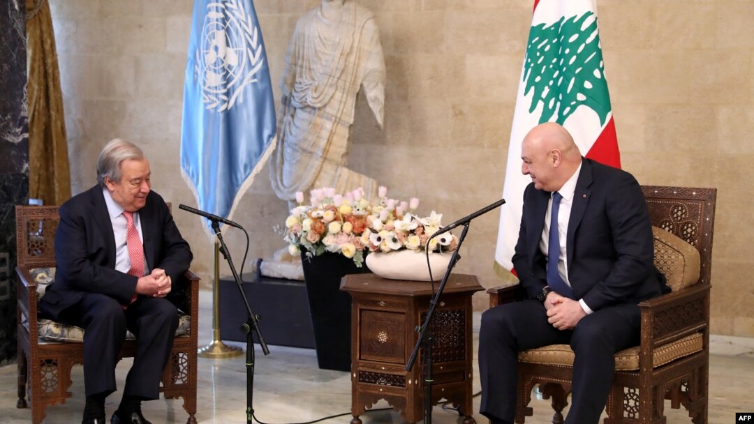 FILE - Presiden Lebanon Joseph Aoun (kanan) bertemu dengan Sekretaris Jenderal Perserikatan Bangsa-Bangsa (PBB) Antonio Guterres di istana presiden di Baabda, sebelah timur Beirut, 18 Januari 2025. (Kepresidenan Lebanon / AFP)