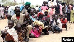 Des habitants déplacés à cause de la résurgence des violences entre le gouvernement et les forces rebelles attendent au World Food Program (WFP) à Kuernyang Payam, Soudan du sud, le 2 mai 2015. 