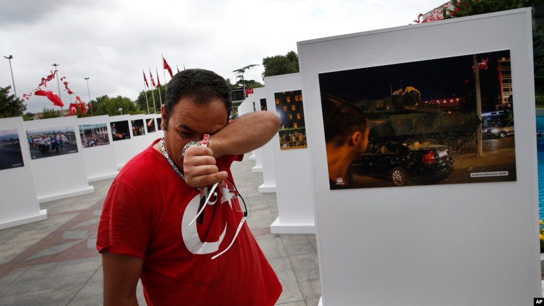 Savas Altay menangis saat mengunjungi pameran yang menunjukkan berbagai foto kudeta 15 Juli 2016 yang gagal.